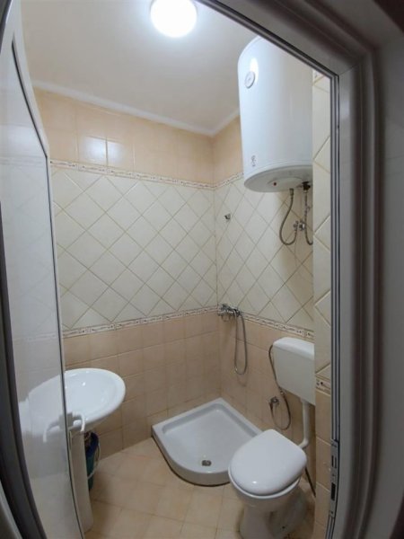 Tirane, jepet me qera apartament 1+1+Ballkon Kati 2, 50 m² 430 € (LIQENI)