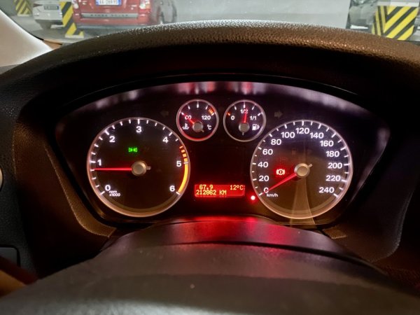 Tirane, shitet me portobagazh Ford Focus Nafte, gri metalizato manuale Kondicioner 13 km 2.600 €