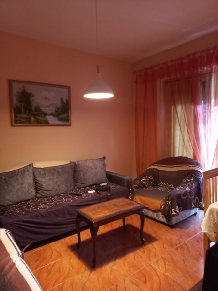 Tirane,  Me Qera, Apartament i mobiluar, kompletuar, tip 2+1, në kat 3, pallat ekzistues 5-kate, sip70m², qera 45'000 leke/muaj, në Unazën qendrore, rr. Arkitekt Kasemi, pranë Poliklinikes Nr.1/ish Iranianit /Brryli, 700m nga Shkolla Baletit/Ura Elbasanitdhe dhe nga Pazari Ri, Tirane