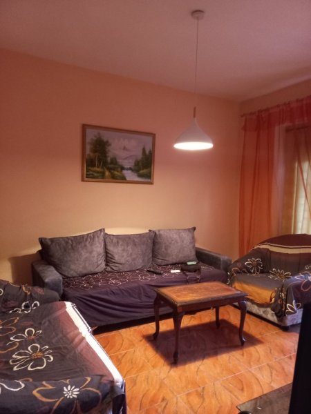 Tirane,  Me Qera, Apartament i mobiluar, kompletuar, tip 2+1, në kat 3, pallat ekzistues 5-kate, sip70m², qera 45'000 leke/muaj, në Unazën qendrore, rr. Arkitekt Kasemi, pranë Poliklinikes Nr.1/ish Iranianit /Brryli, 700m nga Shkolla Baletit/Ura Elbasanitdhe dhe nga Pazari Ri, Tirane