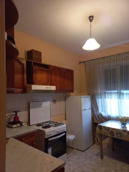 Tirane,  Me Qera, Apartament i mobiluar, kompletuar, tip 2+1, në kat 3, pallat ekzistues 5-kate, sip70m², qera 45'000 leke/muaj, në Unazën qendrore, rr. Arkitekt Kasemi, pranë Poliklinikes Nr.1/ish Iranianit /Brryli, 700m nga Shkolla Baletit/Ura Elbasanitdhe dhe nga Pazari Ri, Tirane