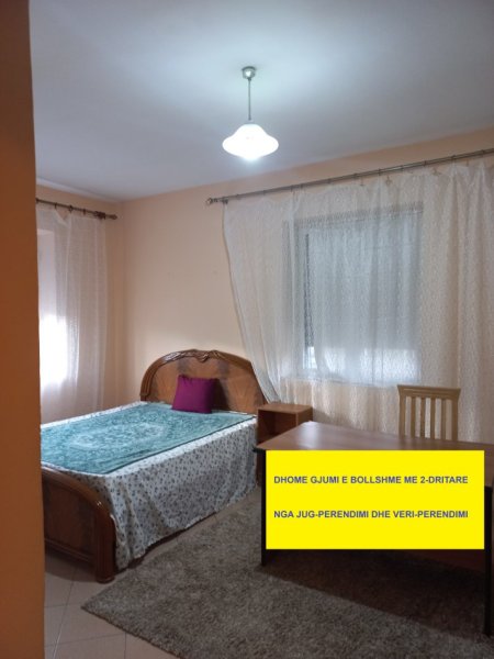Tirane,  Me Qera, Apartament i mobiluar, kompletuar, tip 2+1, në kat 3, pallat ekzistues 5-kate, sip70m², qera 45'000 leke/muaj, në Unazën qendrore, rr. Arkitekt Kasemi, pranë Poliklinikes Nr.1/ish Iranianit /Brryli, 700m nga Shkolla Baletit/Ura Elbasanitdhe dhe nga Pazari Ri, Tirane