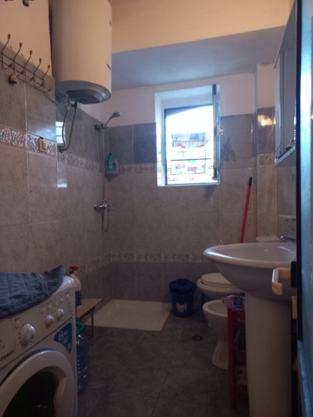 Tirane,  Me Qera, Apartament i mobiluar, kompletuar, tip 2+1, në kat 3, pallat ekzistues 5-kate, sip70m², qera 45'000 leke/muaj, në Unazën qendrore, rr. Arkitekt Kasemi, pranë Poliklinikes Nr.1/ish Iranianit /Brryli, 700m nga Shkolla Baletit/Ura Elbasanitdhe dhe nga Pazari Ri, Tirane