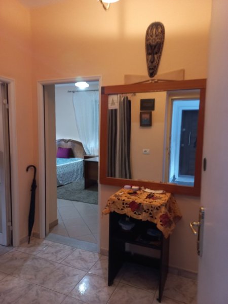 Tirane,  Me Qera, Apartament i mobiluar, kompletuar, tip 2+1, në kat 3, pallat ekzistues 5-kate, sip70m², qera 45'000 leke/muaj, në Unazën qendrore, rr. Arkitekt Kasemi, pranë Poliklinikes Nr.1/ish Iranianit /Brryli, 700m nga Shkolla Baletit/Ura Elbasanitdhe dhe nga Pazari Ri, Tirane