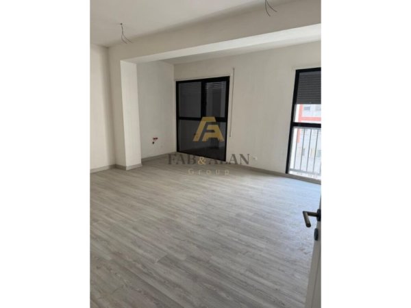 Tirane, shitet apartament 1+1 Kati 4, 85 m² 149.500 € (Bulevardi i Ri)