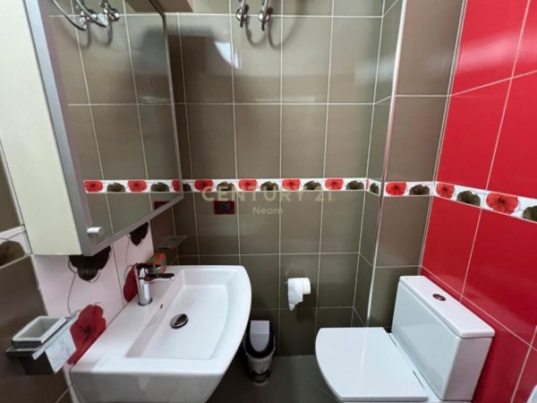 Tirane, jepet me qera apartament 2+1 Kati 2, 130 m² 750 € (Neom108594)