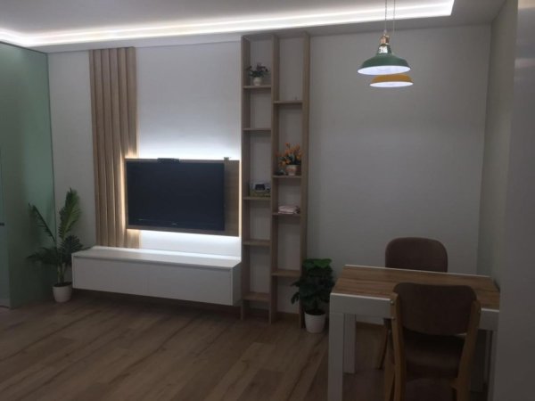 Tirane, jepet me qera apartament 1+1+Ballkon Kati 3, 60 m² 600 € (Komuna e Parisit, prane Kristal Center)