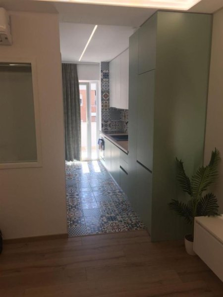 Tirane, jepet me qera apartament 1+1+Ballkon Kati 3, 60 m² 600 € (Komuna e Parisit, prane Kristal Center)