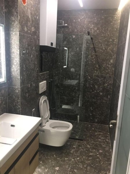Tirane, jepet me qera apartament 1+1+Ballkon Kati 3, 60 m² 600 € (Komuna e Parisit, prane Kristal Center)