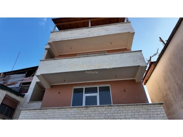 Tirane, shes Vile 3 Katshe Kati 4, 408 m² 390.000 € (Qytet Studenti)