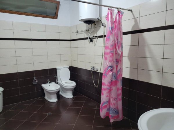 Tirane, jepet me qera apartament 2+1+Ballkon Kati 3, 100 m² 350 € (ALI DEMI)