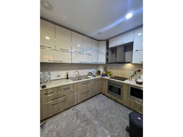 Tirane, shitet apartament 2+1 Kati 5, 106 m² 220.000 € (Rruga Bardhyl)