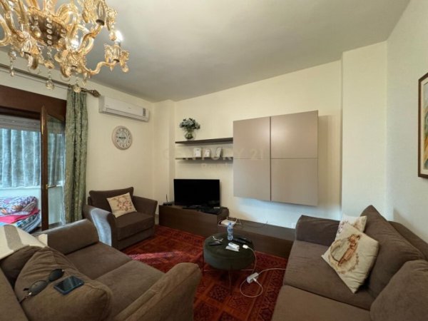 Tirane, jepet me qera apartament 2+1 Kati 11, 90 m² 700 € (9 Kateshet)