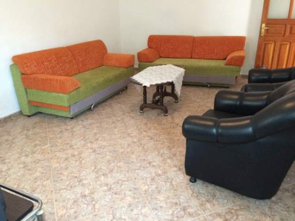 Tirane,Laprake, jap me qera shtepi private 2+1 90 m²+ oborr  per parking,mobiluar, 450 € (Sheshi "Shqiponja", prane AMC, Laprake)