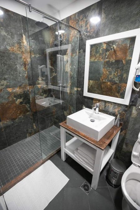 Tirane, shes hotel 3-Katesh, 600 m², me 12 dhoma, 600.000 Euro (Kombinat)