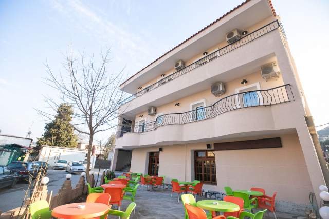 Tirane, shes hotel 3-Katesh, 600 m², me 12 dhoma, 600.000 Euro (Kombinat)