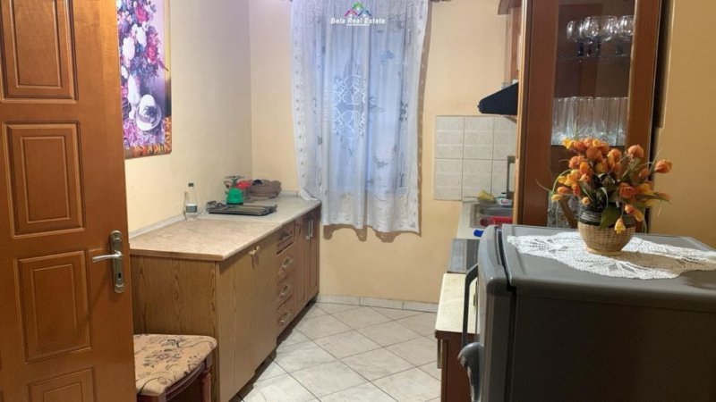 Tirane, jap me qera 2+1 Kati 3, 80 m² 500 € (rruga bardhyl)