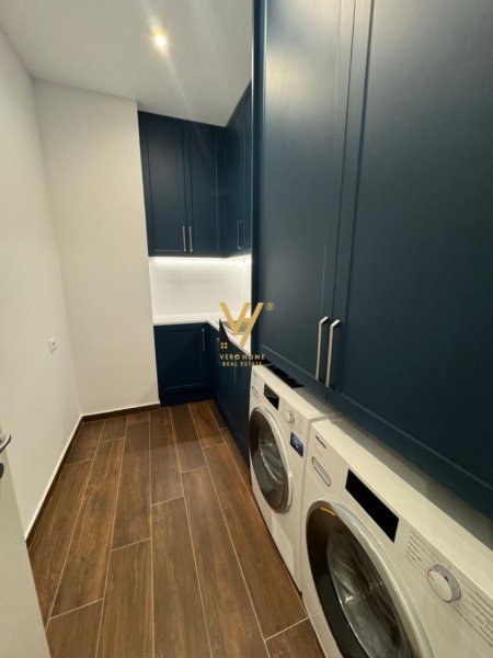 Tirane, jepet me qera apartament 3+1+Ballkon Kati 15, 167 m² 2.500 € (RRUGA E KAVAJES)