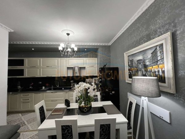 Tirane, shitet apartament 2+1 Kati 2, 105 m² 140.000 € (Fresku)