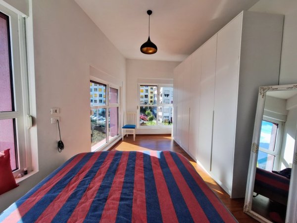 (Pa agjensi - 0 komision) Apartament 2+1+2+ballkon nga Dajti + 8 dritare Veri-Lindje-Jug me hapesire + parkim me zgjedhje, Ali Demi