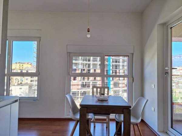 (Pa agjensi - 0 komision) Apartament 2+1+2+ballkon nga Dajti + 8 dritare Veri-Lindje-Jug me hapesire + parkim me zgjedhje, Ali Demi