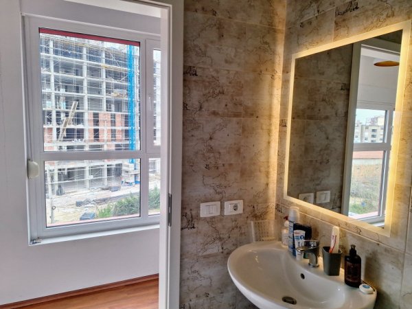 (Pa agjensi - 0 komision) Apartament 2+1+2+ballkon nga Dajti + 8 dritare Veri-Lindje-Jug me hapesire + parkim me zgjedhje, Ali Demi