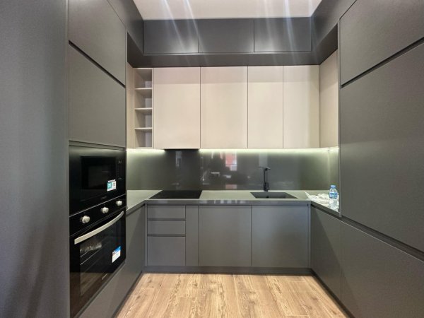 Tirane, jepet me qera apartament 1+1+Ballkon Kati 4, 78 m² 900 € (Kompleksi Delijorgji, Rruga e Kavajës)