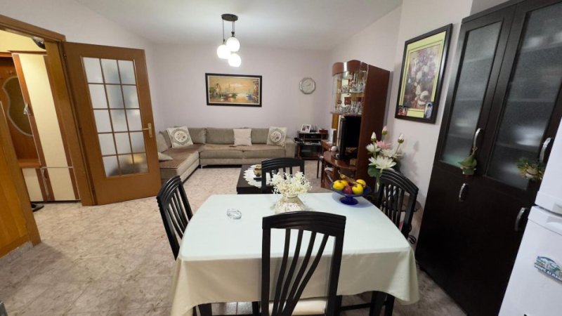 Tirane, jepet me qera apartament 1+1+Ballkon Kati 2, 80 m² 450 € (Rruga e Bogdanëve)