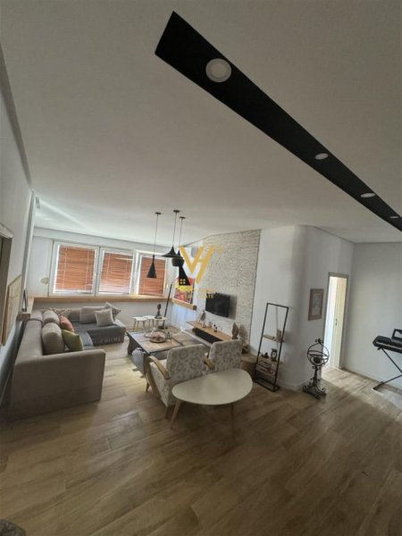 Tirane, jepet me qera apartament 2+1+Ballkon Kati 7, 114 m² 800 € (STACIONI I TRENIT)