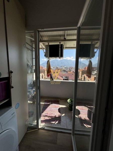 Tirane, jepet me qera apartament 2+1+Ballkon Kati 7, 114 m² 800 € (STACIONI I TRENIT)
