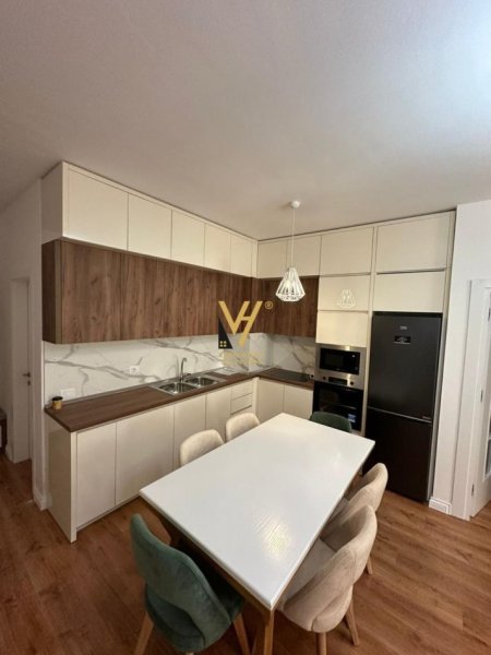 Tirane, jepet me qera apartament 2+1+2+Ballkon + post parkimi Kati 5, 116 m² 1.200 € (KOMUNA E PARISIT)