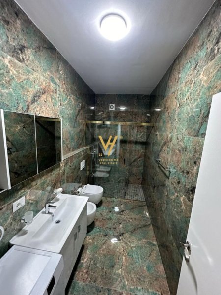 Tirane, jepet me qera apartament 2+1+2+Ballkon + post parkimi Kati 5, 116 m² 1.200 € (KOMUNA E PARISIT)