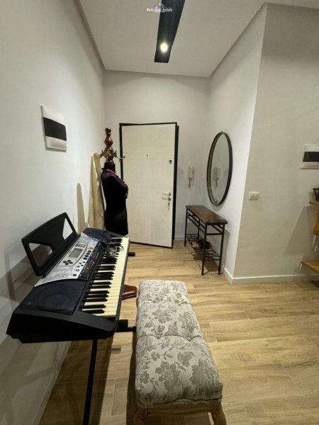 Tirane, jepet me qera apartament 2+1 Kati 7, 114 m² 800 € (stacion treni)