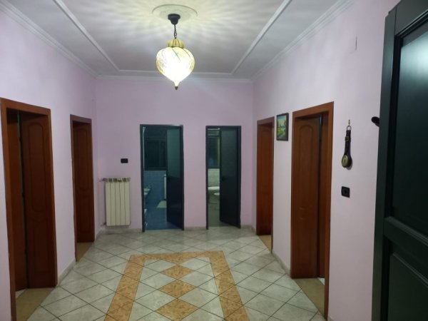 Tirane, Me Qera Apartament/komplet kati 2-të mbi tokë/i pari banim, me parkim, në një Vilë 3-kate, sipërfaq apartament 145m², tip 3+1, me 2-banjo, Qera 450 euro/muaj, rr. Pandeli Vangjeli, te Ambasada Turke, në Vilat Amerike/degëzim rrugës Elbasanit, 1.7 km (15-minuta këmbë) nga Ura Lanës Tirane.
