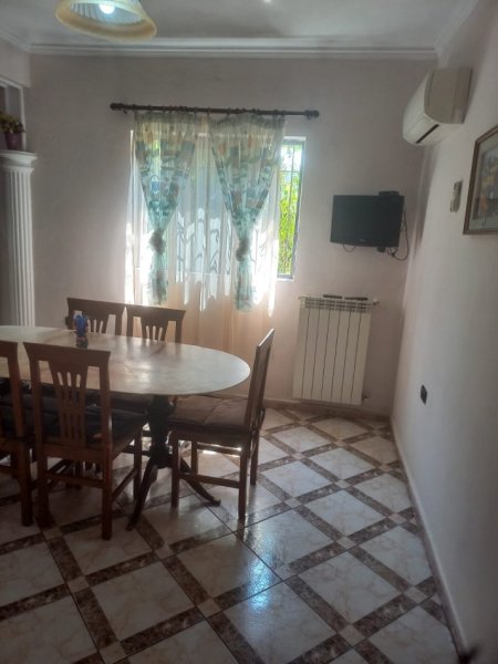Tirane, Me Qera Apartament/komplet kati 2-të mbi tokë/i pari banim, me parkim, në një Vilë 3-kate, sipërfaq apartament 145m², tip 3+1, me 2-banjo, Qera 450 euro/muaj, rr. Pandeli Vangjeli, te Ambasada Turke, në Vilat Amerike/degëzim rrugës Elbasanit, 1.7 km (15-minuta këmbë) nga Ura Lanës Tirane.