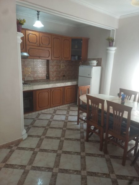 Tirane, Me Qera Apartament/komplet kati 2-të mbi tokë/i pari banim, me parkim, në një Vilë 3-kate, sipërfaq apartament 145m², tip 3+1, me 2-banjo, Qera 450 euro/muaj, rr. Pandeli Vangjeli, te Ambasada Turke, në Vilat Amerike/degëzim rrugës Elbasanit, 1.7 km (15-minuta këmbë) nga Ura Lanës Tirane.