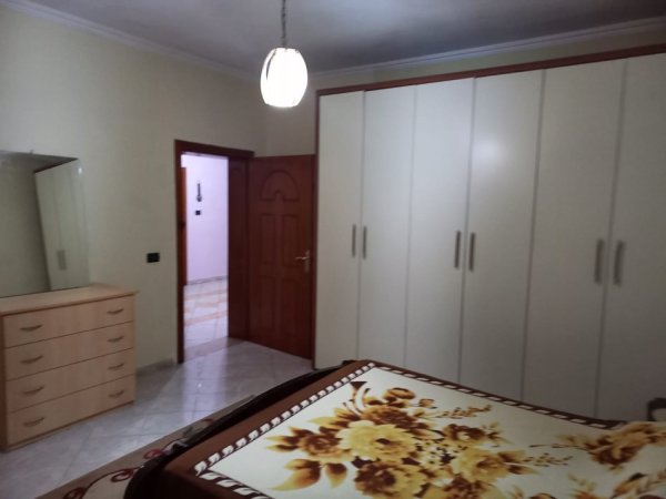 Tirane, Me Qera Apartament/komplet kati 2-të mbi tokë/i pari banim, me parkim, në një Vilë 3-kate, sipërfaq apartament 145m², tip 3+1, me 2-banjo, Qera 450 euro/muaj, rr. Pandeli Vangjeli, te Ambasada Turke, në Vilat Amerike/degëzim rrugës Elbasanit, 1.7 km (15-minuta këmbë) nga Ura Lanës Tirane.