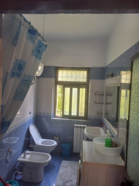 Tirane, Me Qera Apartament/komplet kati 2-të mbi tokë/i pari banim, me parkim, në një Vilë 3-kate, sipërfaq apartament 145m², tip 3+1, me 2-banjo, Qera 450 euro/muaj, rr. Pandeli Vangjeli, te Ambasada Turke, në Vilat Amerike/degëzim rrugës Elbasanit, 1.7 km (15-minuta këmbë) nga Ura Lanës Tirane.