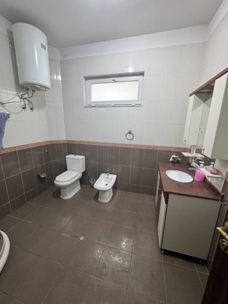 Tirane, jepet me qera Vile 2 Katshe Kati 2, 250 m² 1.700 € (Mjull Bathore prane Akacia Hill)