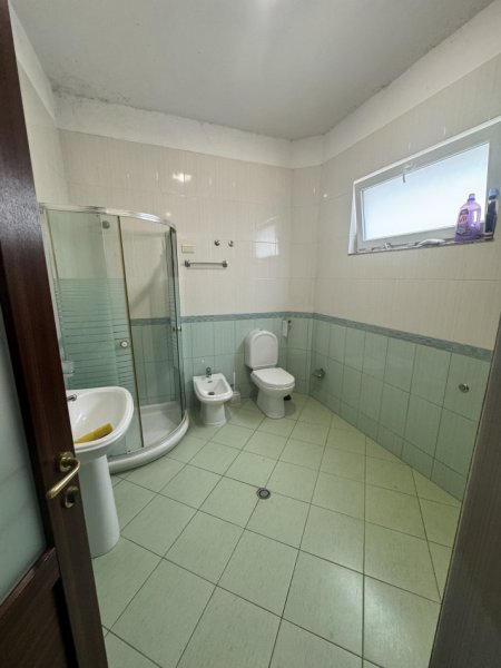 Tirane, jepet me qera Vile 2 Katshe Kati 2, 250 m² 1.700 € (Mjull Bathore prane Akacia Hill)