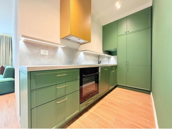 Tirane, jepet me qera apartament 1+1+Aneks Kati 11, 65 m² 1.000 € (Shallvaret)