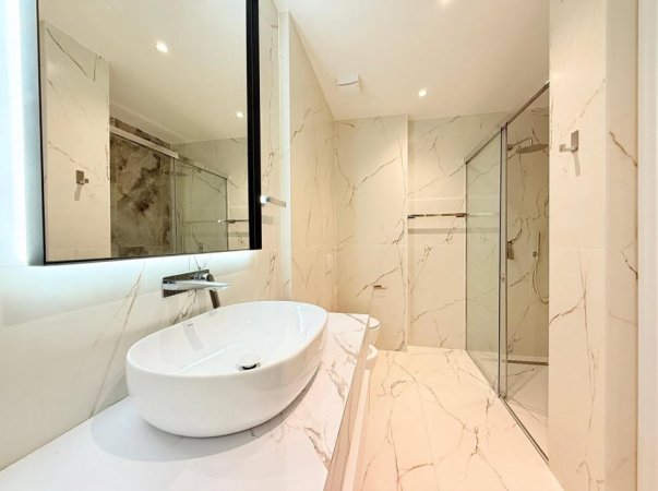 Tirane, jepet me qera apartament 1+1+Aneks Kati 11, 65 m² 1.000 € (Shallvaret)