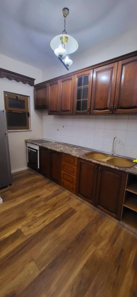Tirane, jepet me qera apartament 2+1+Ballkon Kati 4, 75 m² 650 € (Rr. Myslym Shyri te Drejtoria e Policise)