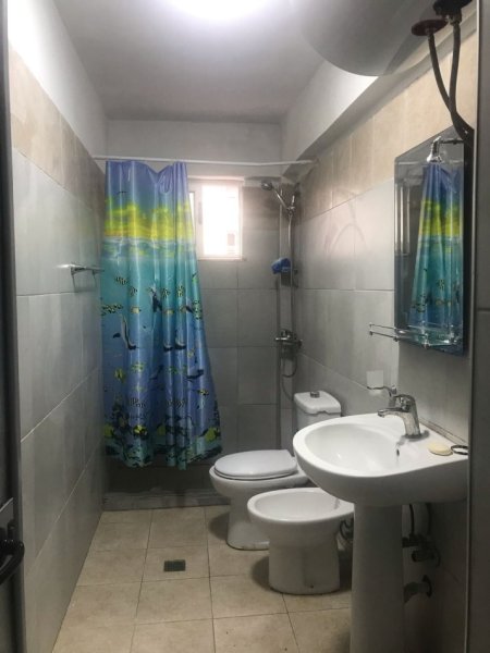 Tirane, jepet me qera apartament 1+1 Kati 1, 50 m² 380 € (Laprak)