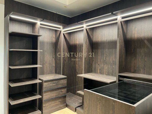 Tirane, jepet me qera apartament+verande | Penthouse 2+1+Aneks+Ballkon Kati 5, 148 m² 1.800 € (Neom109848)