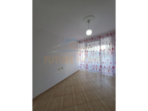 Shitet Apartament 1+1, Fresk