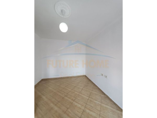 Shitet Apartament 1+1, Fresk