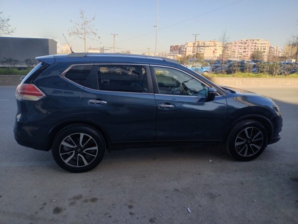 Tirane, shitet SUV nisan x-trail Nafte, blu automatik Klima 140.000 km 11,000 €