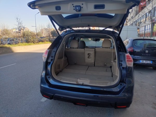 Tirane, shitet SUV nisan x-trail Nafte, blu automatik Klima 140.000 km 11,000 €