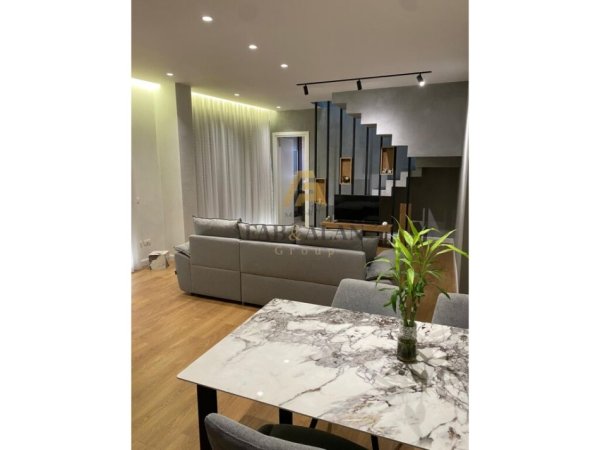 Tirane, shitet apartament duplex Kati 6-7, 125 m² 750.000 € (Rruga e Barrikadave)